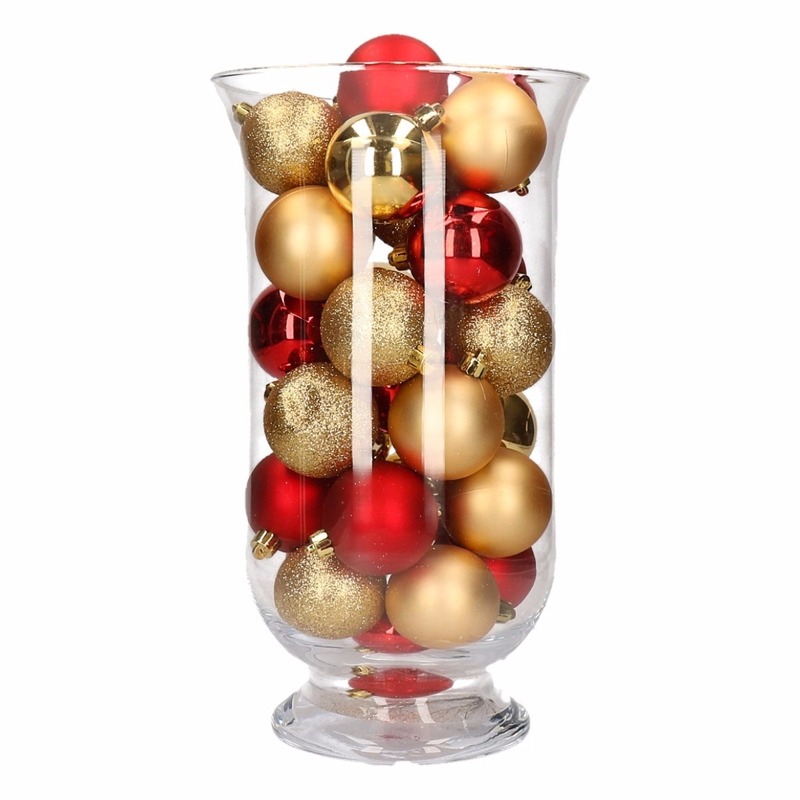 DIY kerstdecoratie vaas met goud-rode kerstballen